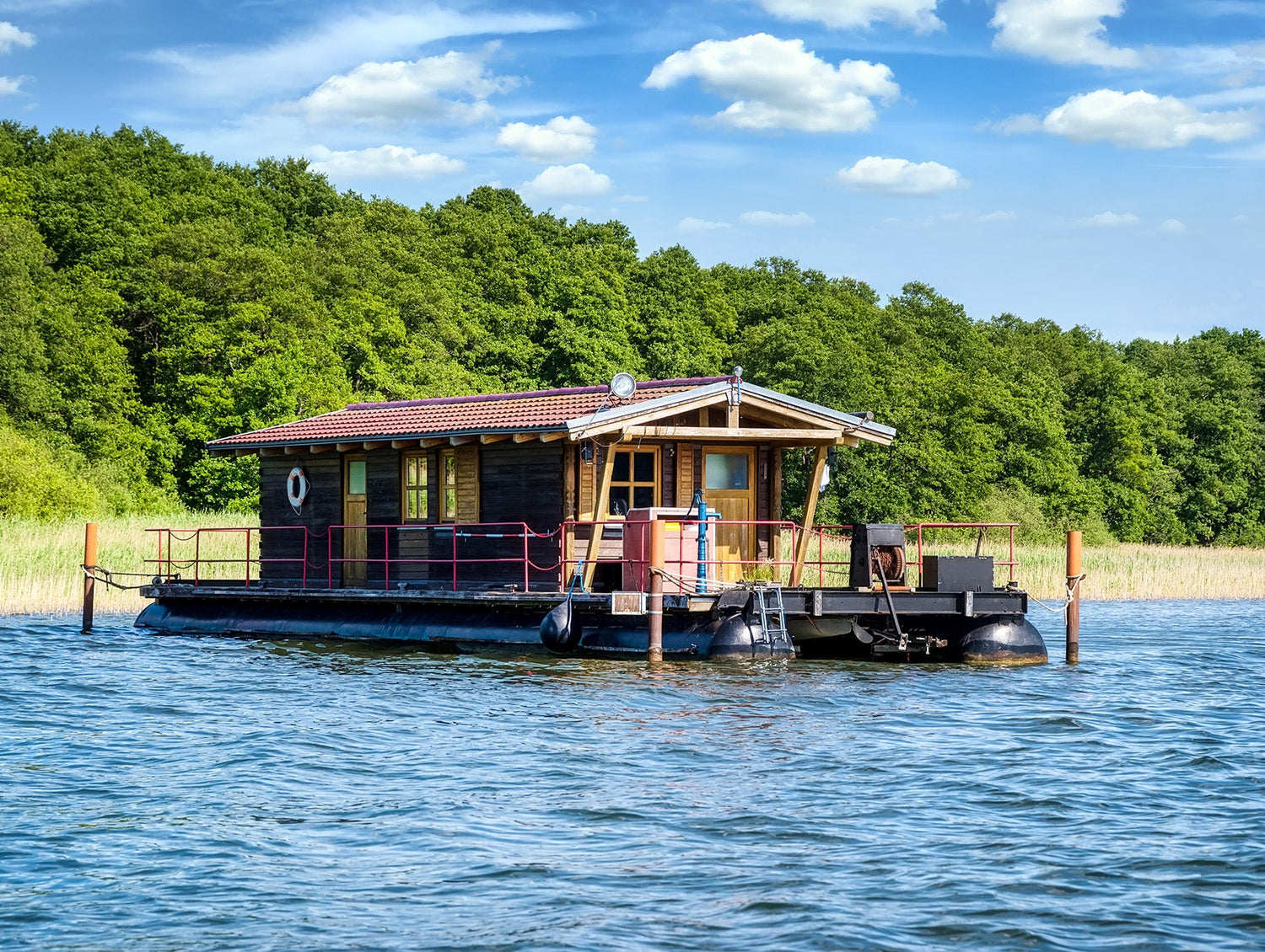 Life on the Water: Houseboat Living | ITC Shop Now